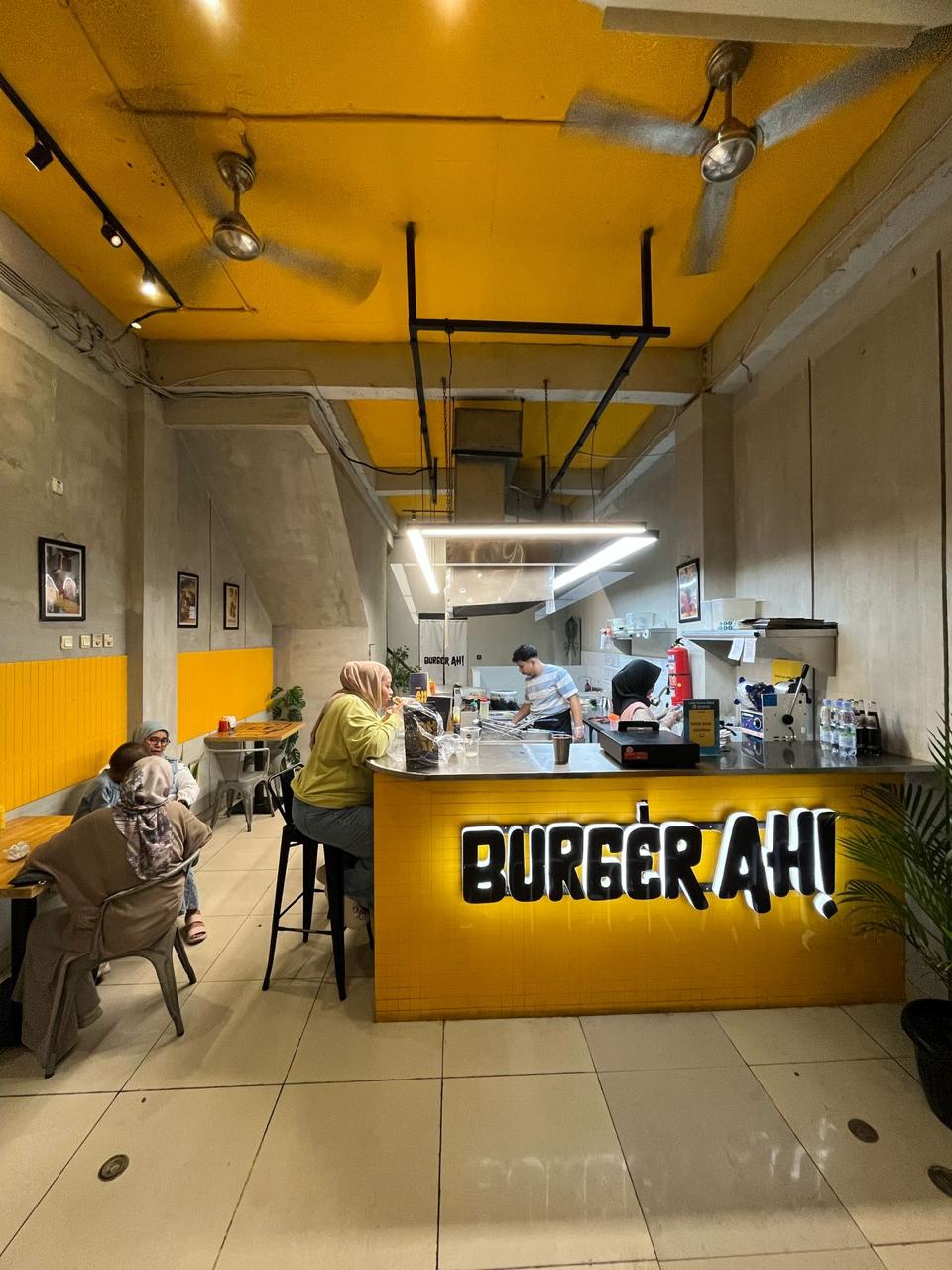 Suasana outlet Burger AH! Pekayon